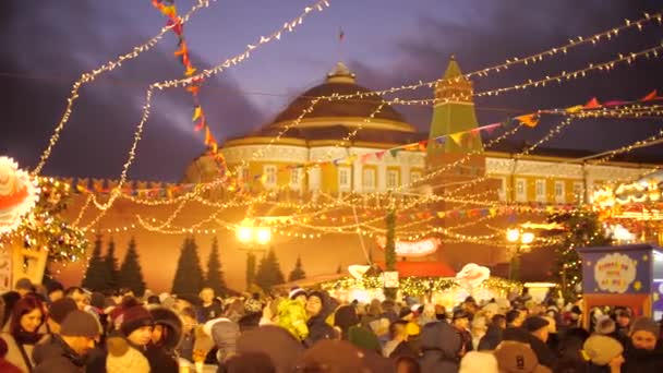 Москва, Росія - 3 січня 2020. Натовп славнозвісна Червона площа, прикрашена Новим роком і Різдвом. — стокове відео