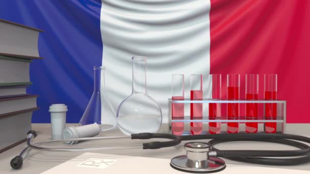 フランスの国旗を背景にした診療所施設。フランス関連の医療・医療研究｜コンセプチュアル・アニメーション — ストック動画