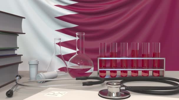 Equipo de laboratorio de la clínica en el fondo de la bandera de Qatar. Salud e investigación médica en Qatar relacionados con la animación conceptual — Vídeo de stock