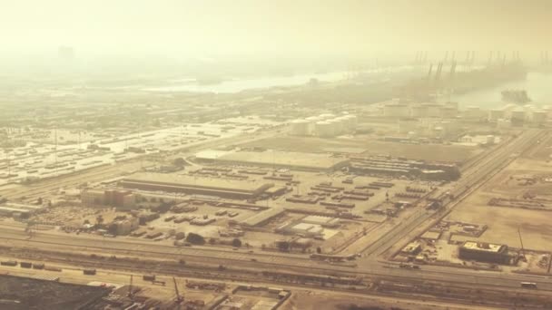 Dubaj, Zjednoczone Emiraty Arabskie - 29 grudnia 2019. Widok z lotu ptaka na port i obszar przemysłowy Jebel Ali — Wideo stockowe