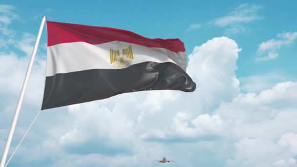 O avião aproxima-se da bandeira nacional egípcia. Turismo no Egito — Vídeo de Stock