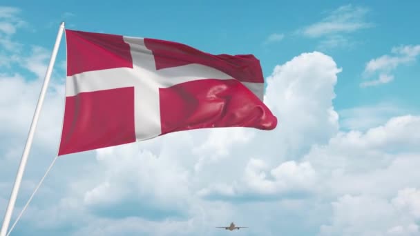 Avion commercial atterrissant derrière le drapeau national danois. Tourisme au Danemark — Video