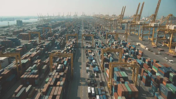 Dubai, Uae 'deki bir konteynır limanının hava görüntüsü. — Stok fotoğraf