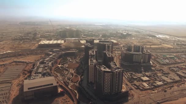 DUBAI, EMIRADOS ARAB UNIDOS - 29 DE DEZEMBRO DE 2019. Vista aérea dos edifícios DUBAI EXPO 2020 em construção — Vídeo de Stock