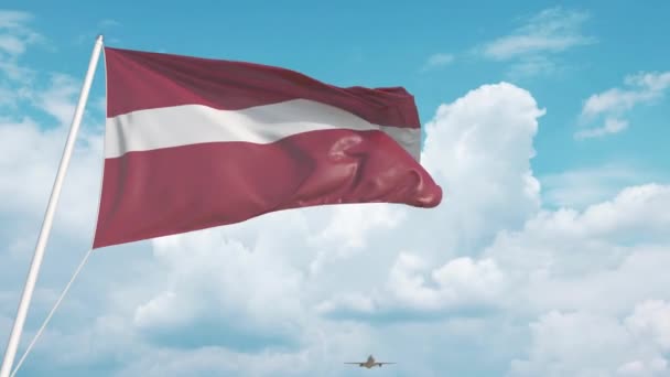 Planet anländer till flygplatsen med Lettlands flagga. Lettisk turism — Stockvideo