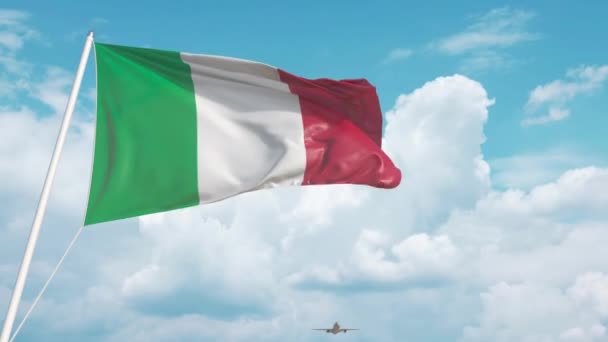 El avión se acerca a la bandera italiana. Turismo en Italia — Vídeos de Stock