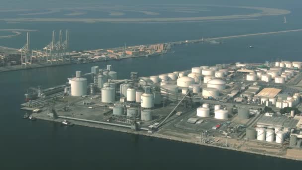 DUBAI, EMIRATS ARABES UNIS - 29 DÉCEMBRE 2019. Vue aérienne du terminal de stockage de pétrole dans le port — Video