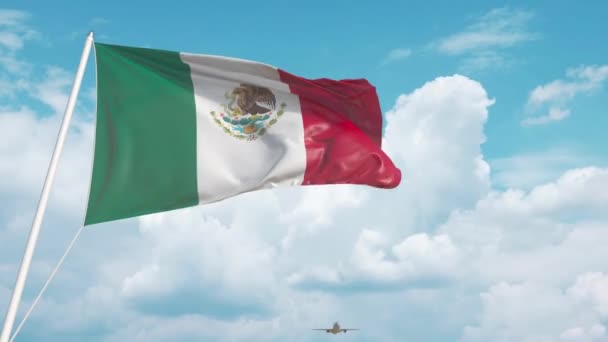 Avión se acerca a la bandera nacional mexicana. Turismo en México — Vídeo de stock