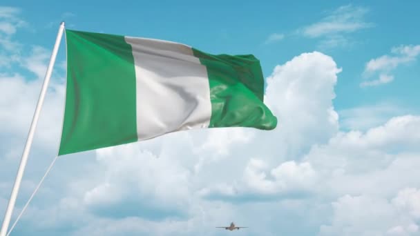 O avião aproxima-se da bandeira nacional nigeriana. Turismo na Nigéria — Vídeo de Stock