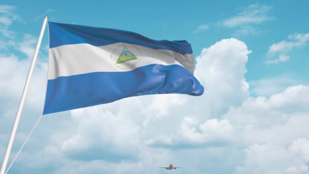 Planet anländer till flygplatsen med nationell flagga i Nicaragua — Stockvideo