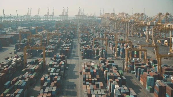 Dubai, Birleşik Arap Emirlikleri limanındaki bir konteyner terminalinin alçak irtifa görüntüsü — Stok fotoğraf