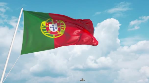Kommersiella flygplan som landar bakom portugisisk flagg. Turism i Portugal — Stockvideo