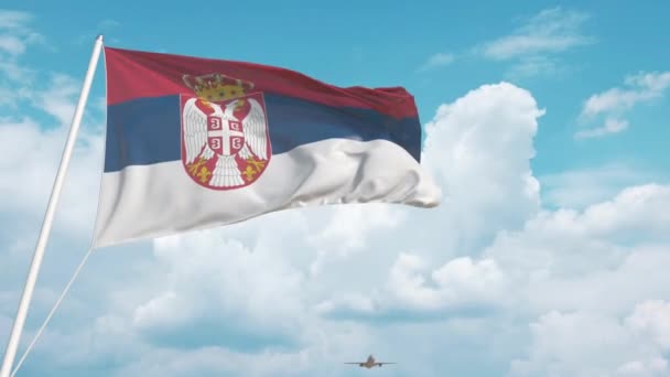 El avión se acerca a la bandera serbia. Turismo en Serbia — Vídeo de stock