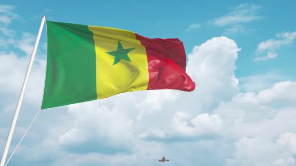Avión comercial aterrizando detrás de la bandera senegalesa. Turismo en Senegal — Vídeo de stock