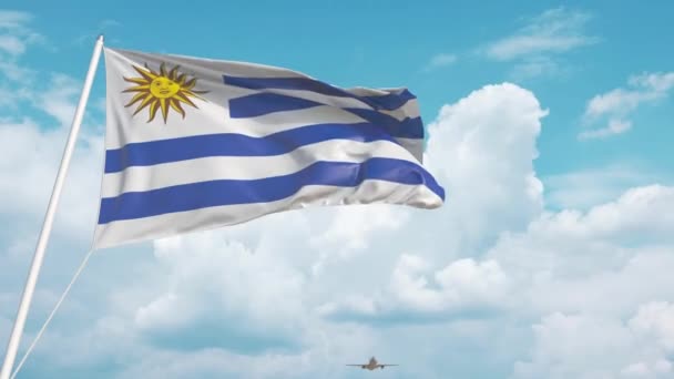 O avião aproxima-se da bandeira uruguaia. Turismo no Uruguai — Vídeo de Stock