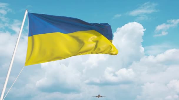 Avión llega al aeropuerto con la bandera de Ucrania. Turismo ucraniano — Vídeo de stock