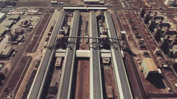 Zdjęcie lotnicze nowoczesnej fabryki aluminium w Dubaju, Uae — Zdjęcie stockowe