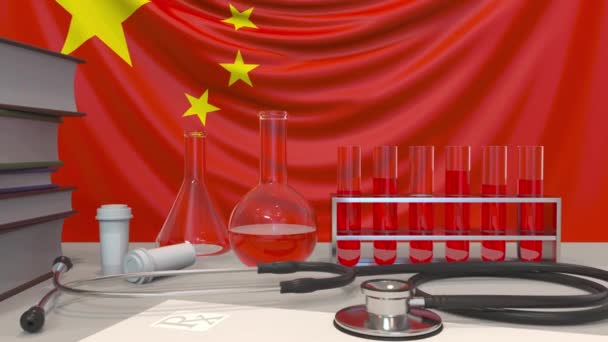 Çin bayrağı geçmişinde klinik laboratuvar ekipmanları. Çin 'de sağlık ve tıbbi araştırmalar kavramsal animasyonla ilgilidir — Stok video