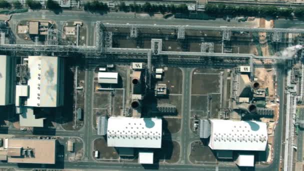 Αεροφωτογραφία πάνω προς τα κάτω ενός σύγχρονου σταθμού ηλεκτροπαραγωγής — Αρχείο Βίντεο