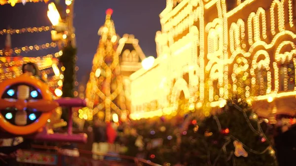 Piękny zatłoczony Nowy Rok i Christmas Bazaar, bokeh shot — Zdjęcie stockowe