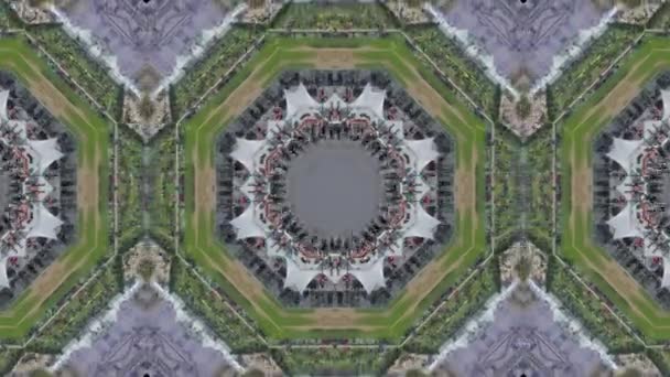 Lugar lleno de gente cerca de la Torre Eiffel lapso de tiempo, efecto caleidoscópico artístico — Vídeo de stock