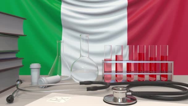 Equipement de laboratoire sur fond drapeau italien. Santé et recherche médicale en Italie animation conceptuelle liée — Video