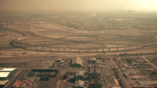 Vista aérea de un gran intercambio de carreteras en Dubai, Emiratos Árabes Unidos — Vídeos de Stock