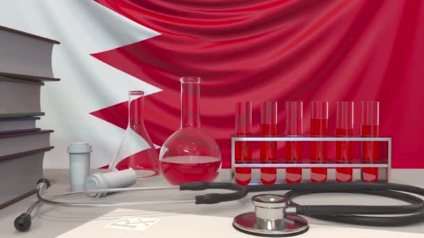 Sprzęt laboratoryjny kliniki na tle flagi Bahrajnu. Opieka zdrowotna i badania medyczne w animacji konceptualnej związanej z Bahrajnem — Wideo stockowe