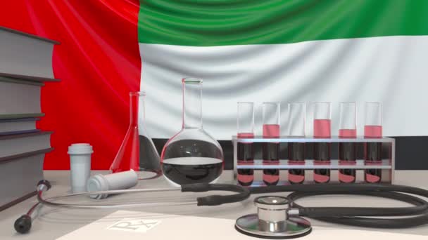 Uaeの旗の背景にある実験装置。アラブ首長国連邦関連の概念アニメーションの医療と医学研究 — ストック動画