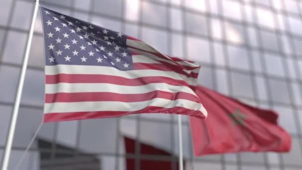 Flagi Stanów Zjednoczonych i Maroka przed nowoczesną fasadą wieżowca — Wideo stockowe