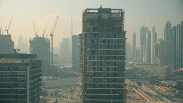 Vista aérea de uma construção de arranha-céus contra o horizonte do Dubai, Emirados Árabes Unidos Emirados Árabes Unidos — Fotografia de Stock