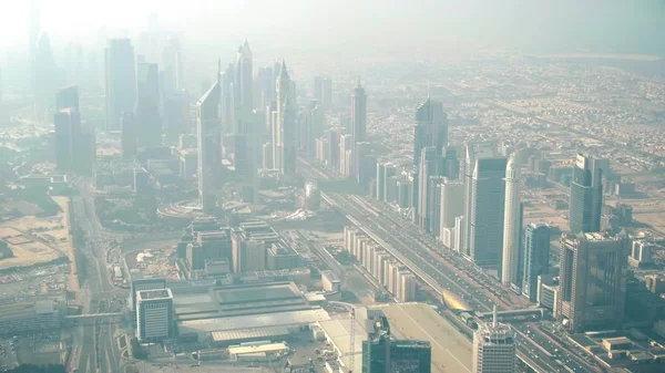 Letecký pohled na dubajské mrakodrapy v zamlžený den, Uae — Stock fotografie