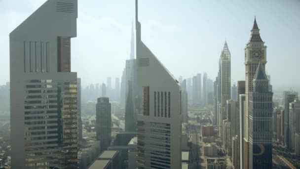 DUBAI, UNITED ARAB EMIRATES - DECEMBER 30, 2019. Aerial view of the cityscape involving the Burj Khalifa skyscraper — 비디오