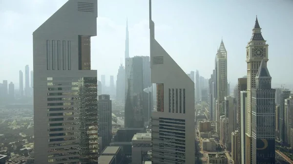 DUBAI, EMIRATOS ÁRABES UNIDOS - 30 DE DICIEMBRE DE 2019. Vista aérea del paisaje urbano con el rascacielos Burj Khalifa —  Fotos de Stock