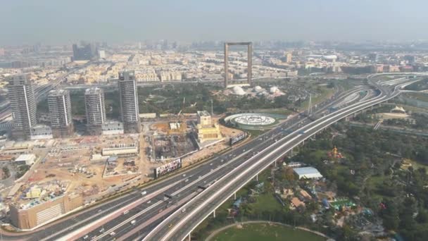 DUBAI, EMIRATOS ÁRABES UNIDOS - 26 DE DICIEMBRE DE 2019. Vista aérea del Dubai Frame, el Zabeel Park y el distrito de Al Karama — Vídeos de Stock
