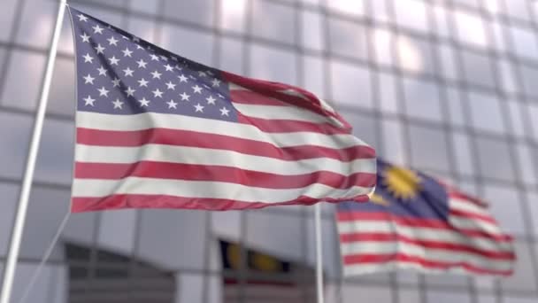 Banderas de Estados Unidos y Malasia frente a una moderna fachada de rascacielos — Vídeo de stock
