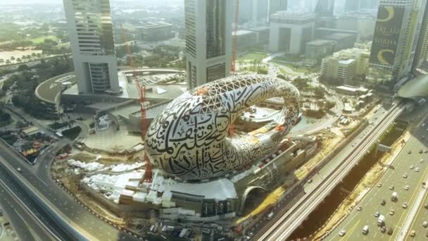 DUBAI, EMIRADOS ARAB UNIDOS - 26 DE DEZEMBRO DE 2019. Fotografia aérea do Museu do Futuro em construção — Vídeo de Stock