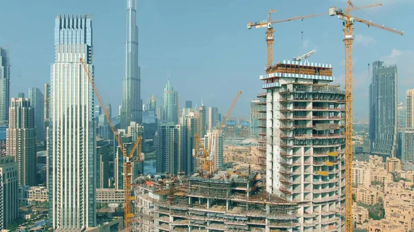 Dubaj, Spojené arabské emiráty - 30. prosince2019. Letecký pohled na nové staveniště mrakodrapu poblíž Burj Khalifa — Stock fotografie