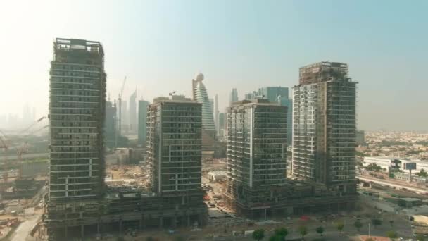 Vista aérea de un sitio de construcción de rascacielos dentro del paisaje urbano de Dubai, Emiratos Árabes Unidos — Vídeo de stock