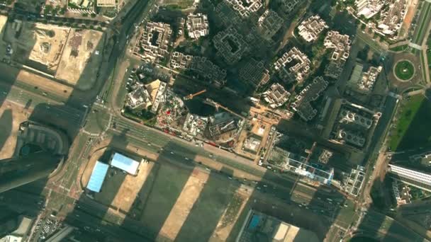Dubai, Förenade Arabemiraten - 30 december 2019. Flyg uppifrån och ner utsikt över Dubai centrum byggnader — Stockvideo
