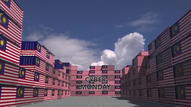 Грузовые контейнеры с текстом CYBER MONDAY и флагами Малайзии. 3D анимация, связанная с онлайн-коммерцией в Малайзии — стоковое видео