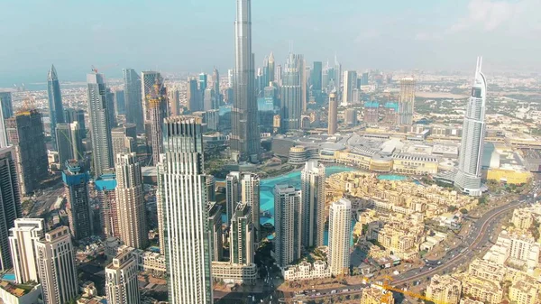 DUBAI, UNITED ARAB EMIRATES - DECEMBER 30, 2019. Aerial shot of Dubai Downtown and famous Dubai Mall — Stock Photo, Image