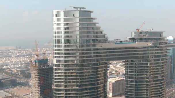 DUBAI, EMIRATOS ÁRABES UNIDOS - 30 DE DICIEMBRE DE 2019. Vista aérea de la dirección Sky View Hotels azotea con piscina de cristal — Vídeo de stock