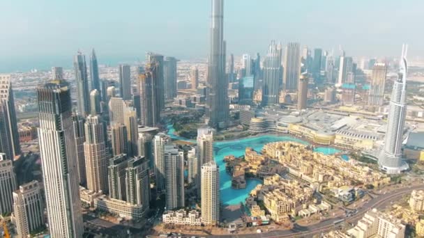 Dubai, Förenade Arabemiraten - 30 december 2019. Flygfoto av Dubai Downtown och berömda Dubai Mall — Stockvideo