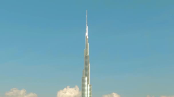 Dubai, Förenade Arabemiraten - 30 december 2019. Flygfoto av världens högsta skyskrapa Burj Khalifa topp — Stockvideo