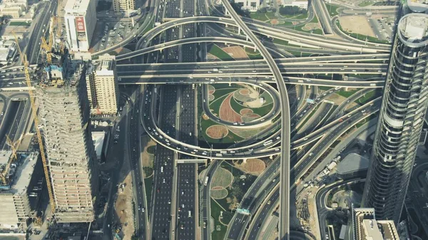 Μια πολυσύχναστη οδική διασταύρωση στο Ντουμπάι Downtown, εναέρια άποψη. Ηνωμένα Αραβικά Εμιράτα — Φωτογραφία Αρχείου