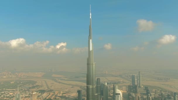 Dubai, Vereinigte Arabische Emirate - 30. Dezember 2019. Luftaufnahme des höchsten Wolkenkratzers der Welt burj khalifa — Stockvideo