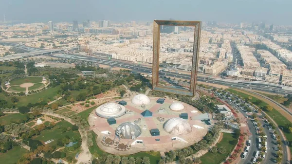 DUBAI, EMIRATOS ÁRABES UNIDOS - 26 DE DICIEMBRE DE 2019. Vista aérea del rascacielos Dubai Frame y del parque Zabeel — Foto de Stock