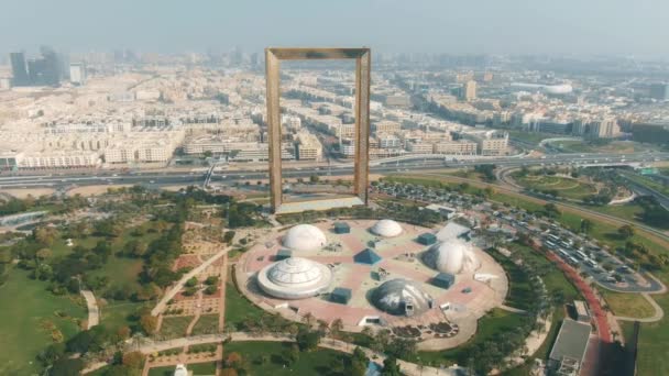 DUBAI, UNITED ARAB EMIRATES - 26 ДЕКАБРЯ 2019 года. Вид с воздуха на небоскреб Dubai Frame и парк Zabeel — стоковое видео