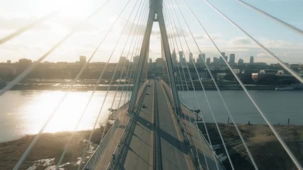 Vista aérea del paisaje urbano de Varsovia y el río Vístula. Vuelo dentro del puente de cable hacia el centro de la ciudad, Polonia — Vídeo de stock